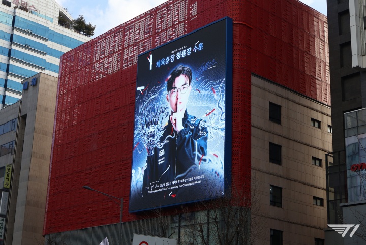 T1在首尔包下多块室外广告大屏：以祝贺Faker荣获韩国青龙勋章